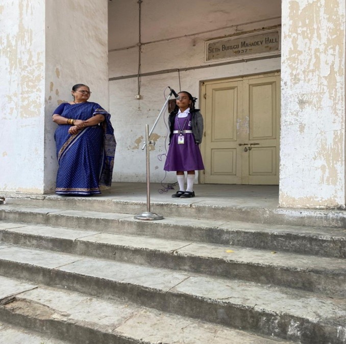 छठी कक्षा की छात्रा कविता गाते हुए