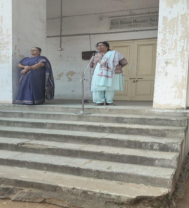 छठी कक्षा की छात्रा कविता गाते हुए